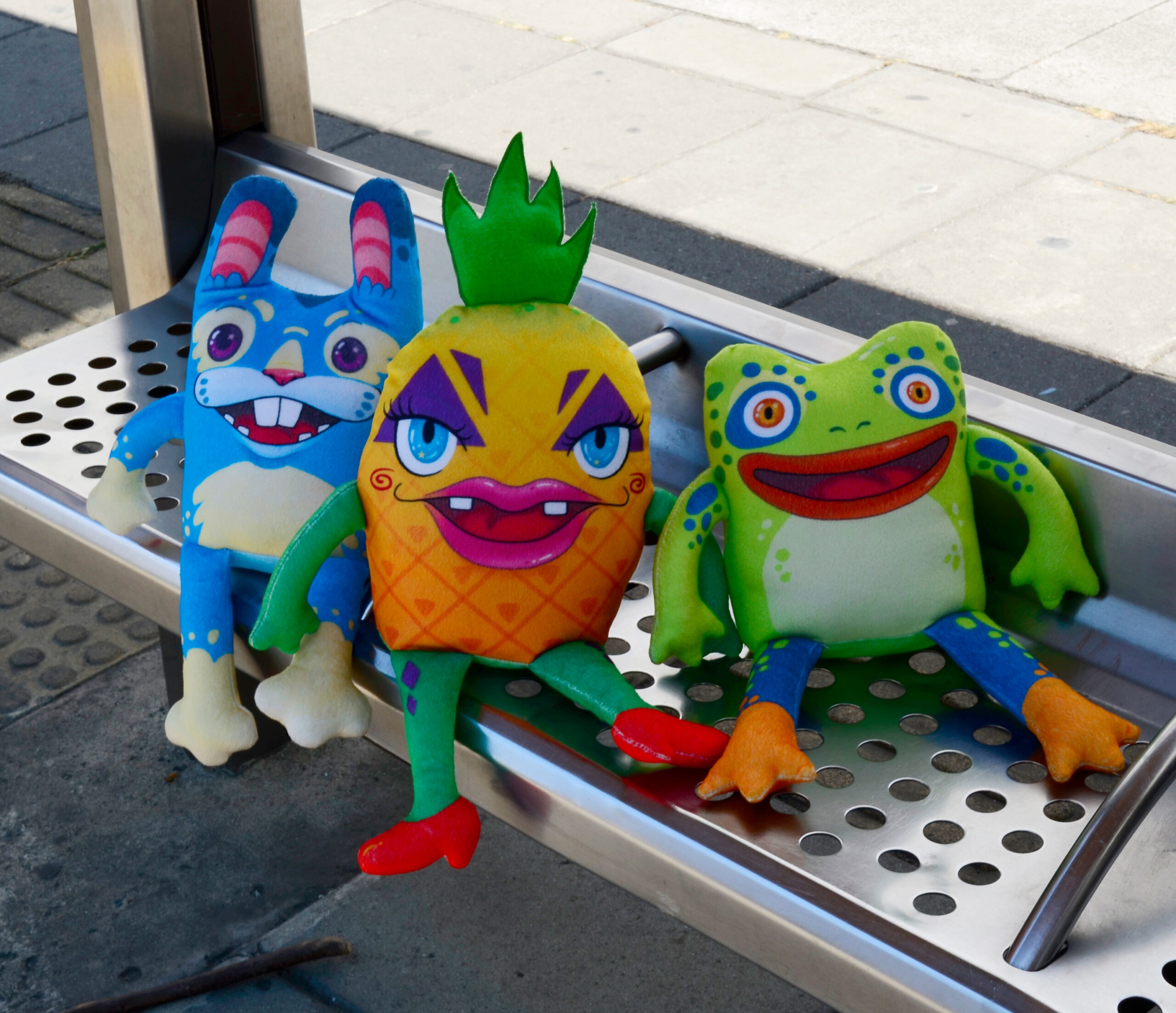 peluches coloridos sentados