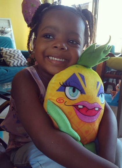 Niña abraza a Piñette